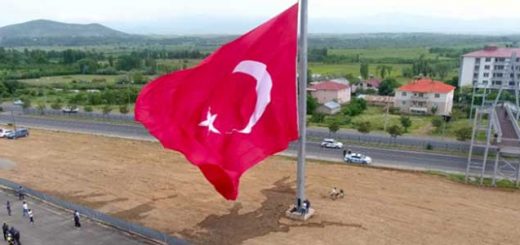 Dev Türk Bayrağı Göndere Çekildi