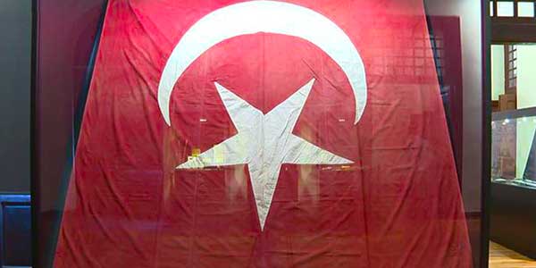 1 meclisteki ilk turk bayragi goruntulendi